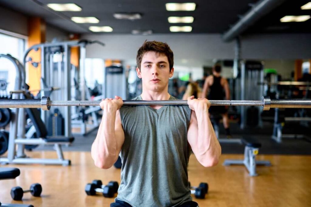 Homem levantando uma barra - Hipertrofia: O Erro Simples que Impede Seu Ganho Muscular e Como Evitá-lo