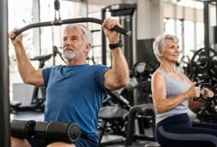 Um homem e uma mulher idosos na academia - A Ciência de Construir Músculos Dicas e Estratégias para Idosos